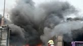 西濱新竹段貨櫃竄大火遮高架路視線 桃園也派消防車救援