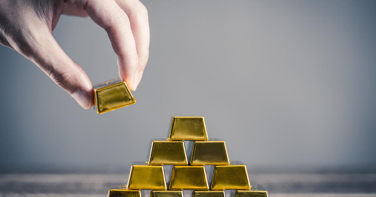 Should you invest in gold before the Fed's April meeting?