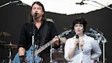 Dave Grohl's Daughter Violet, 17, Sings Onstage at Glastonbury with Foo Fighters: 'That's My Girl'