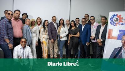Reunión histórica de la coordinadora cultural y músicos típicos en Santiago