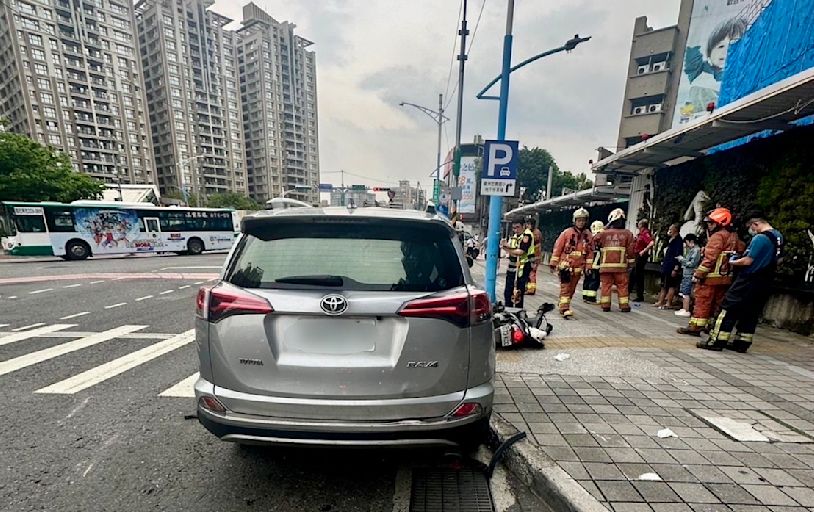 快訊/撞擊瞬間曝！新北蘆洲休旅車衝撞等紅燈4機車 6人受傷送醫