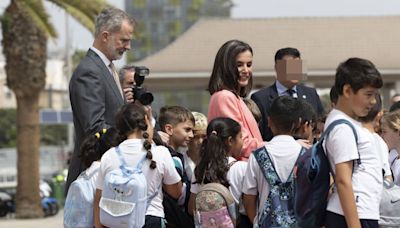 La reina Letizia muestra su cara más cariñosa en Las Palmas de Gran Canaria rodeada de niños