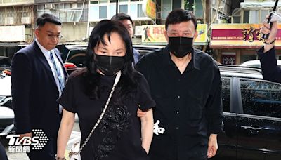 余天女婿被捕後首露面！「緊勾李亞萍」現身邱瓈寬母親靈堂│TVBS新聞網