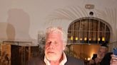 El actor Ron Perlman celebra su 74 cumpleaños en una fiesta privada en Sevilla la Noche del 'Pescaíto'