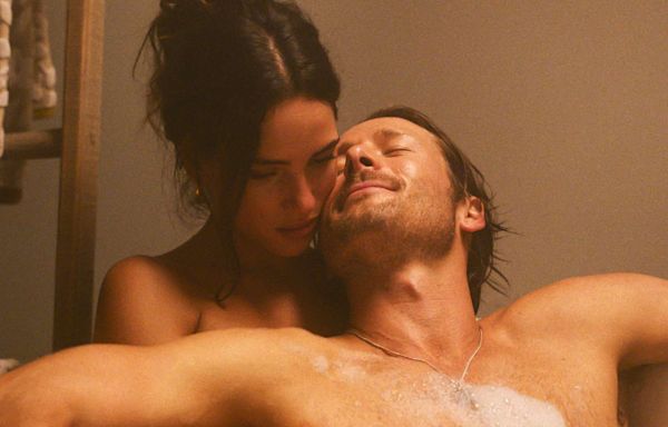 'Hit Man' star Adria Arjona reflects on role playing with Glen Powell