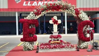 Dejan flores a nombre del Chapo en el monumento funerario de Édgar Guzmán en Sinaloa