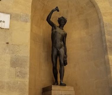 Indignación en Florencia: una turista simula que mantiene relaciones sexuales con la estatua del Bacco de Giambologna