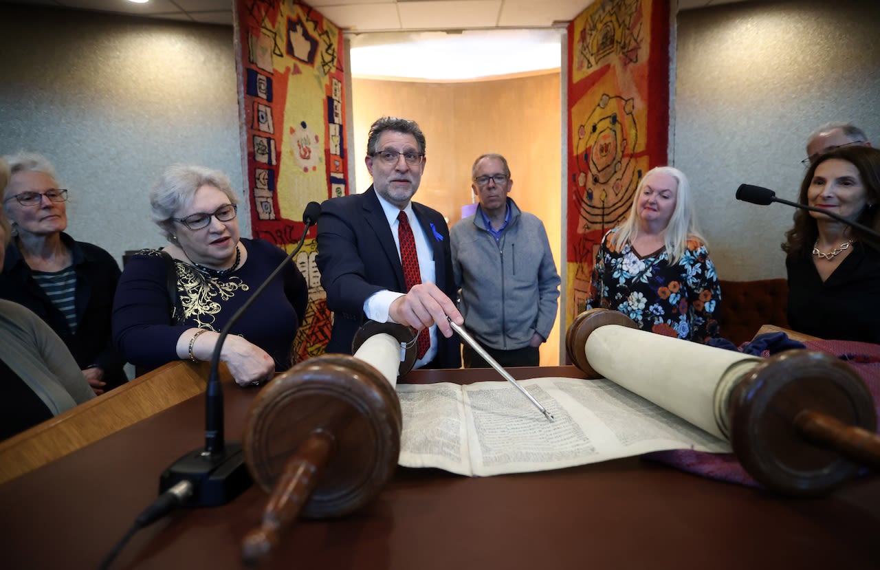 Fairmount temple invites congregations to learn about Jewish faith during wartime Passover (photos)