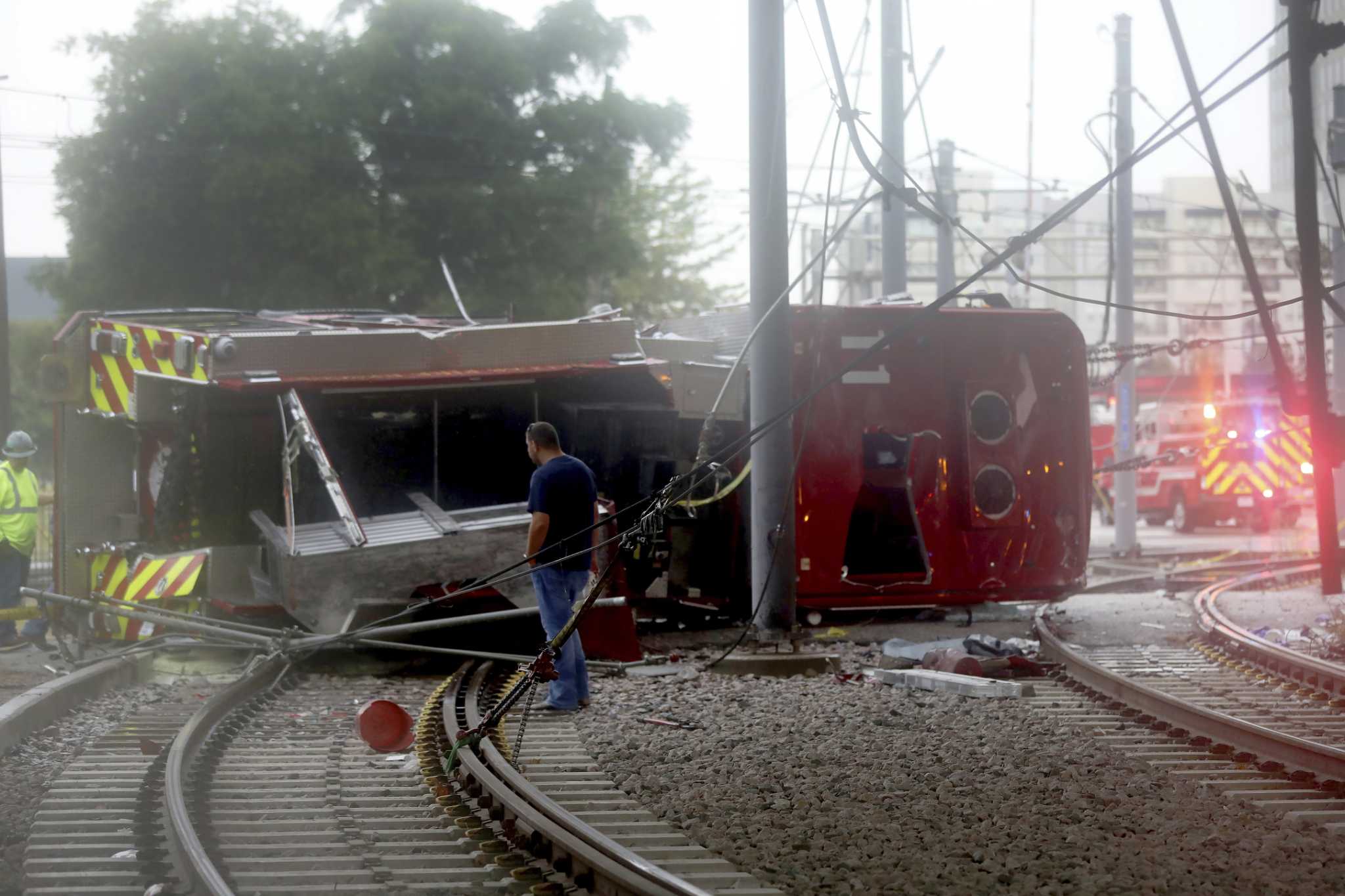 4 Dallas firefighters injured as engine crashes off bridge, lands on railway below