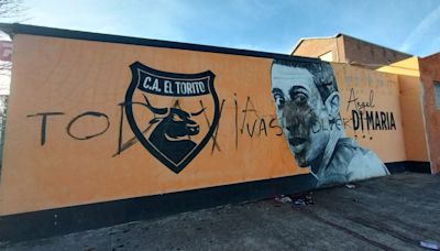 Vandalizaron un mural de Di María en Rosario con un mensaje para él