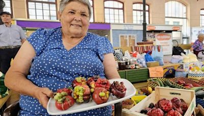 Los tomates 'llenos de hijos' de Mercedes Costales sorprenden en Villaviciosa