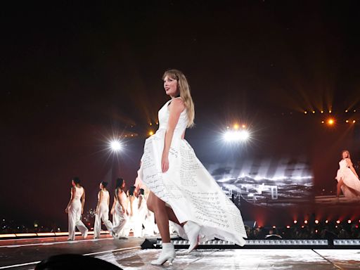 Why fans are 'sobbing' over Taylor Swift's ‘So High School’ dance during Paris show