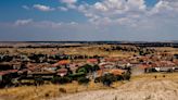 Uno de los pueblos más bonitos de España para despedir el verano: una pequeña villa de precioso patrimonio y naturaleza peculiar