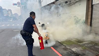 影/電動機車行進間座墊自己燒起來！新北警變身打火弟兄撲滅