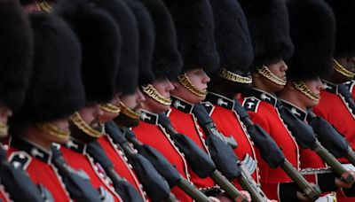 Nueva polémica en Buckigham Palace: los activistas exigen que la Guardia del Rey deje de utilizar sombreros de piel de oso