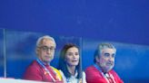 Letizia d’Espagne sublime en polo blanc, jean blanc et baskets pour soutenir l’Espagne aux Jeux Olympiques