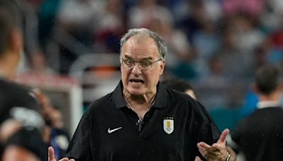 Bielsa, 4to técnico suspendido por salir tarde en la Copa América