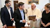 Intercambio de libros, un regalo futbolero y una audiencia en clave política: la trastienda del encuentro del Papa con Kicillof