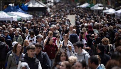 Sant Jordi combate la incertidumbre catalana con un feliz baño de libros