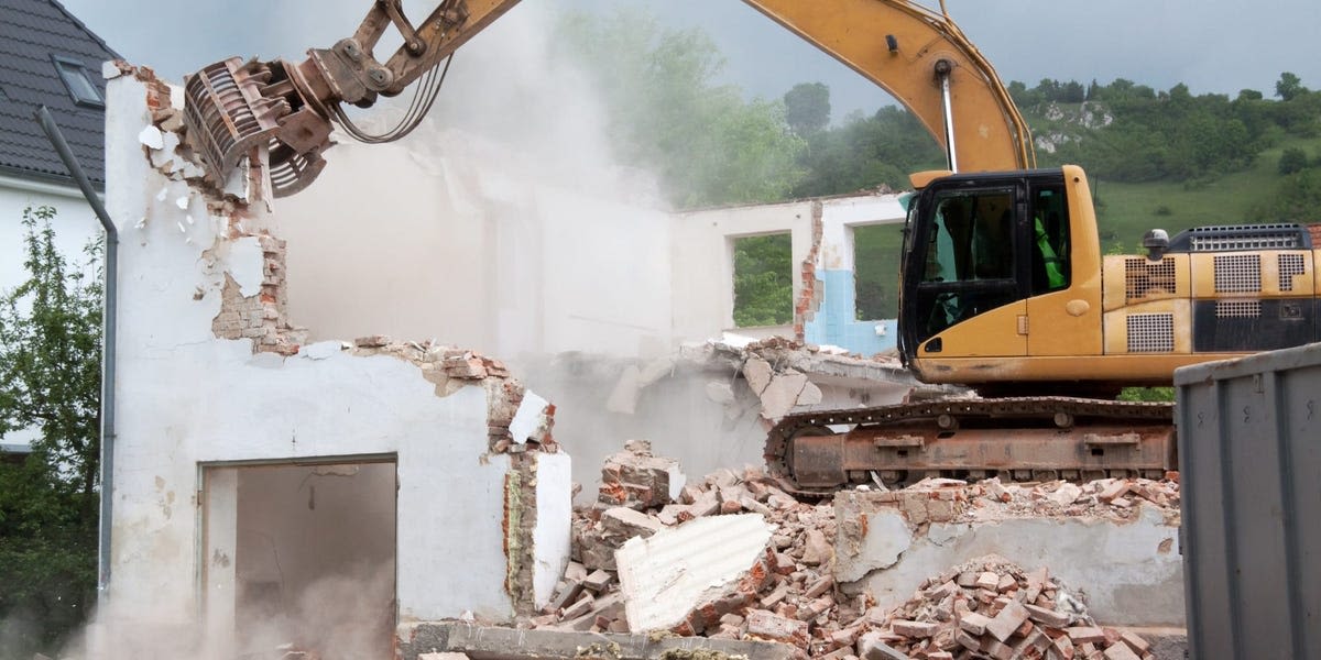 A Hawaii judge ordered the demolition of a house after a California woman bought a vacant plot, only to discover the building on her land