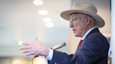 Ken Salazar reconoce a ministros; llama a defender la democracia