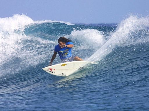 Muere actor de "Piratas del Caribe" atacado por un tiburón mientras surfeaba en Hawái