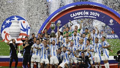Messi, Di María y Otamendi recogen el trofeo de la Copa América