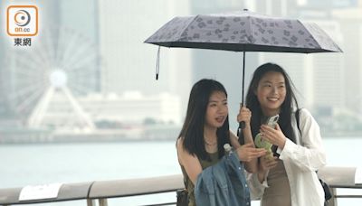 今日大致多雲 間中有驟雨及幾陣狂風雷暴 最高氣溫30°C