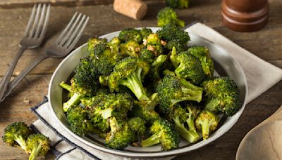 Air Fryer Broccoli Isn't Ideal, But Here's The Right Way To Do It In A Pinch