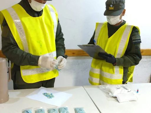 Gendarmería secuestró ketamina y 1.100 pastillas de éxtasis ocultas en dos valijas en un ómnibus de pasajeros