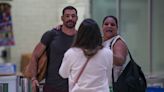 Cauã Reymond faz fotos com fãs em aeroporto do Rio de Janeiro