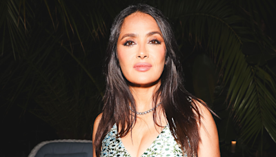 Salma Hayek (57 ans), plus hot que jamais dans une robe très ajustée qui souligne sa poitrine généreuse