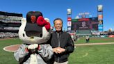 MLB／巨人隊「Hello Kitty日」 長榮航總經理開球、獲贈李政厚球衣