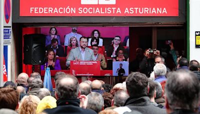 Militantes y simpatizantes se concentran ante la FSA contra la "deriva política" y en apoyo de Pedro Sánchez