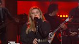 Kelly Clarkson Rocks Out for ‘American Woman’ Cover: Watch