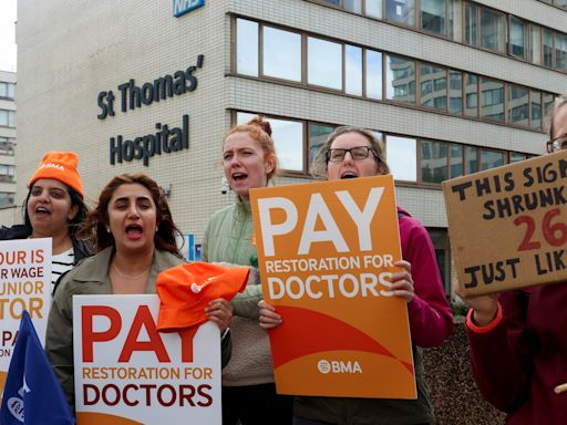 Junior doctors in England vote to accept government pay offer