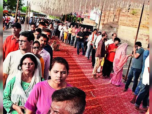 Hanuman temples witness rush of devotees on last ‘Bada Mangal’ day | Allahabad News - Times of India