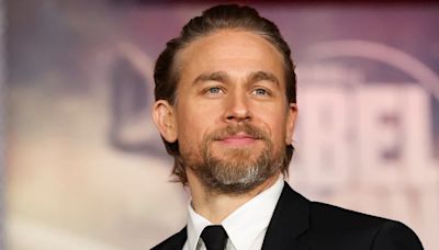 Netflix ficha a Charlie Hunnam como Ed Gein para la tercera temporada de ‘Monstruo’