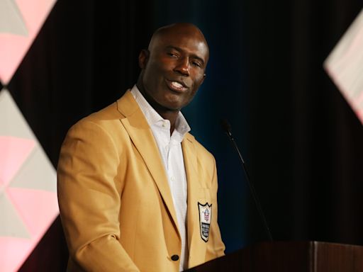 Video shows ex-Bronco Terrell Davis taken off United flight in cuffs, lawyers promise suit