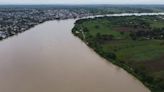 Invasión de tierras en Colombia sin precedentes: en Caucasia, Antioquia, hay más de 5.000 familias en un predio de un excapo