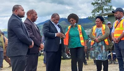 El primer ministro de Papúa visita el poblado sepultado una semana después de la avalancha