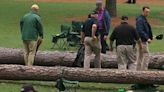 Masters de Augusta: una tormenta derribó grandes árboles rodeados por espectadores, en plena vuelta