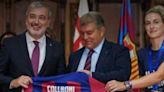 El alcalde de Barcelona, Jaume Collboni, le quita la camiseta a Alexia Putellas