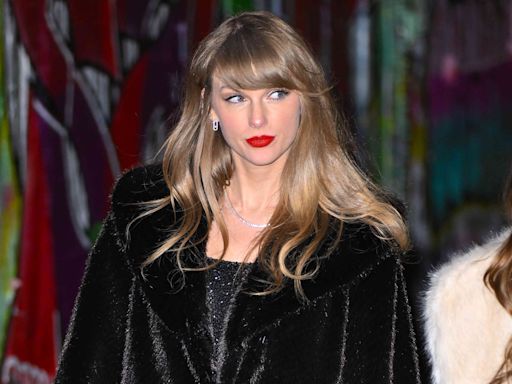 Taylor Swift Quietly Slips Into the Audience of Cara Delevingne's 'Cabaret'