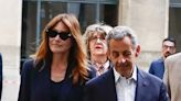 Carla Bruni : en jean flare et baskets blanches, elle signe son allure vestimentaire du moment