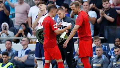 Harry Kane volvió al estadio Tottenham Hotspur y les ganó un título; se negó a levantarlo