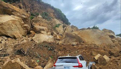 影／基隆潮境公園山崩！轟一聲30秒全埋掉…他車被砸爛「石頭比我車子還大」、坍方10層樓高何時能搶通？