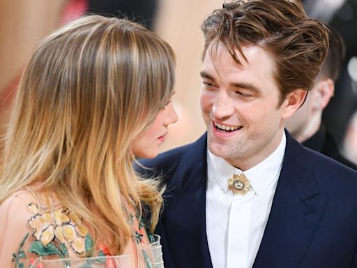 Suki Waterhouse revela el sexo de su bebé con Robert Pattinson en su primer concierto tras ser madre: "El amor de mi vida"