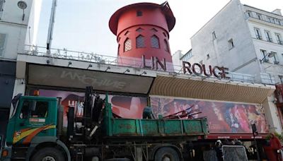 Se desploman las aspas del emblemático Moulin Rouge de París