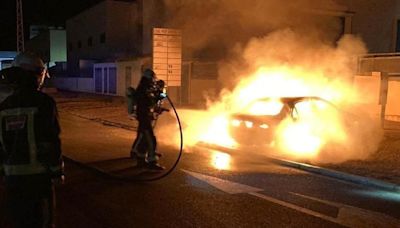 Incendio de madrugada en Parque Azahara: arden un coche, un contenedor y los toldos de una frutería